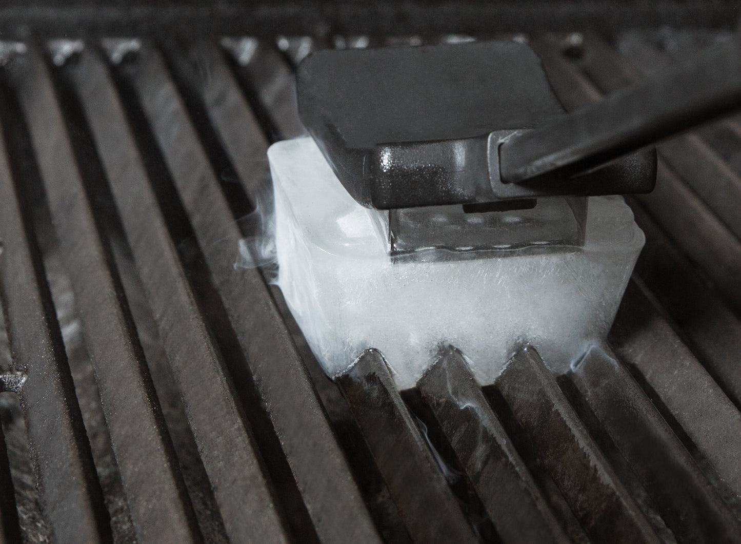 Broil King – EIS-REINIGUNGSBÜRSTE (inkl. 3 Eishalter + Silikonform) ❄️ Reinigen mit Eis – ganz ohne Rückstände. Natürlich. Effektiv. Innovativ.