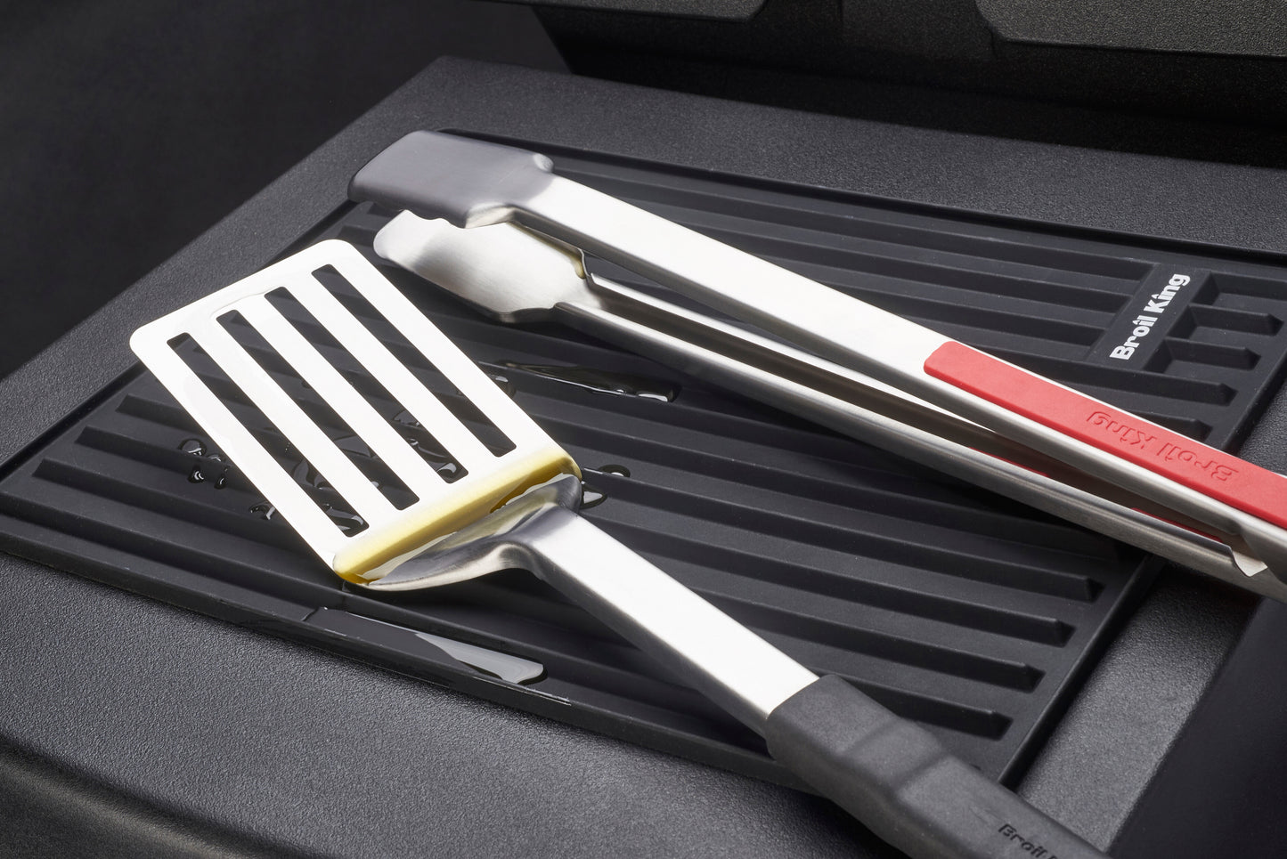 Broil King – SILIKON BESTECKABLAGE (magnetisch | 35,5 × 28,0 cm) 🧲 Saubere Ablage. Sicherer Halt. Schutz für deine Grillseite.