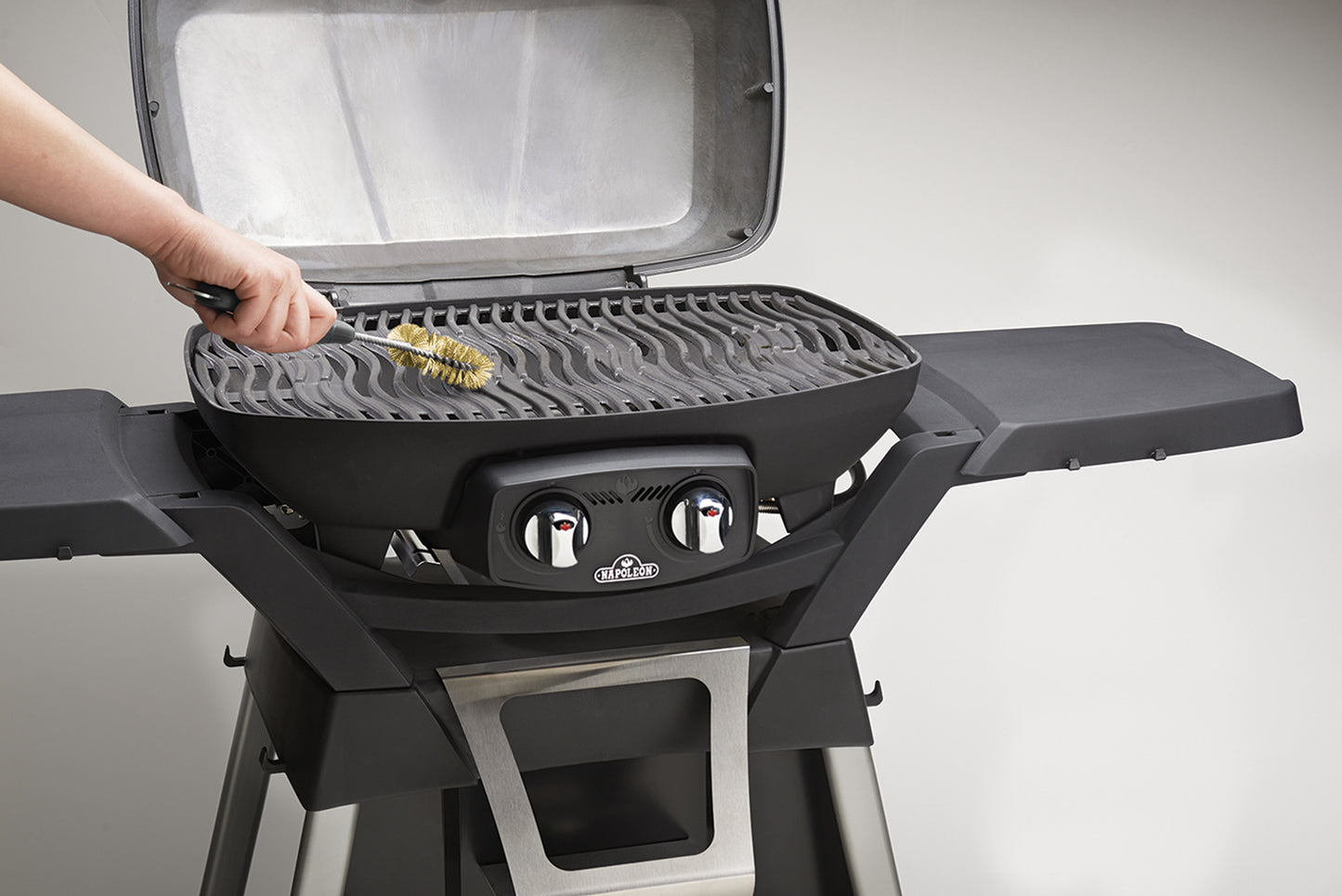 Napoleon® 3-seitige Grillbürste mit Messingborsten – Ideal für TravelQ™-Grills